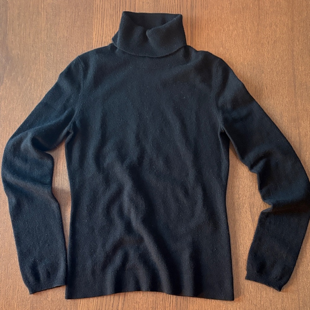 HOLT RENFREW - Classic Black Cashmere Turtleneck Sweater